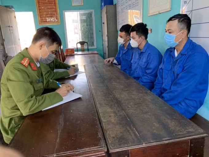 bat giu nhom doi tuong khong che giam long nguoi dan de doi no hinh 1