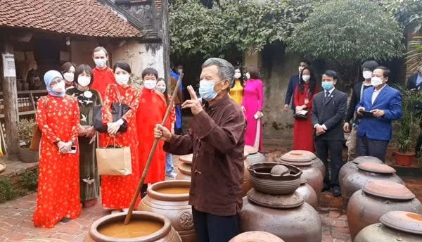 khach quoc te trai nghiem tet xu doai tai lang co duong lam hinh 2