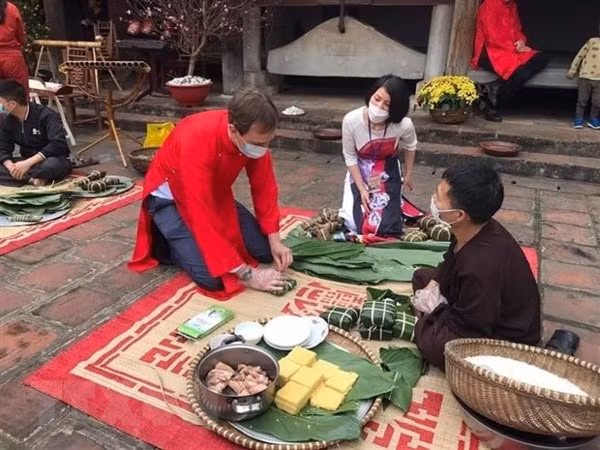 khach quoc te trai nghiem tet xu doai tai lang co duong lam hinh 1
