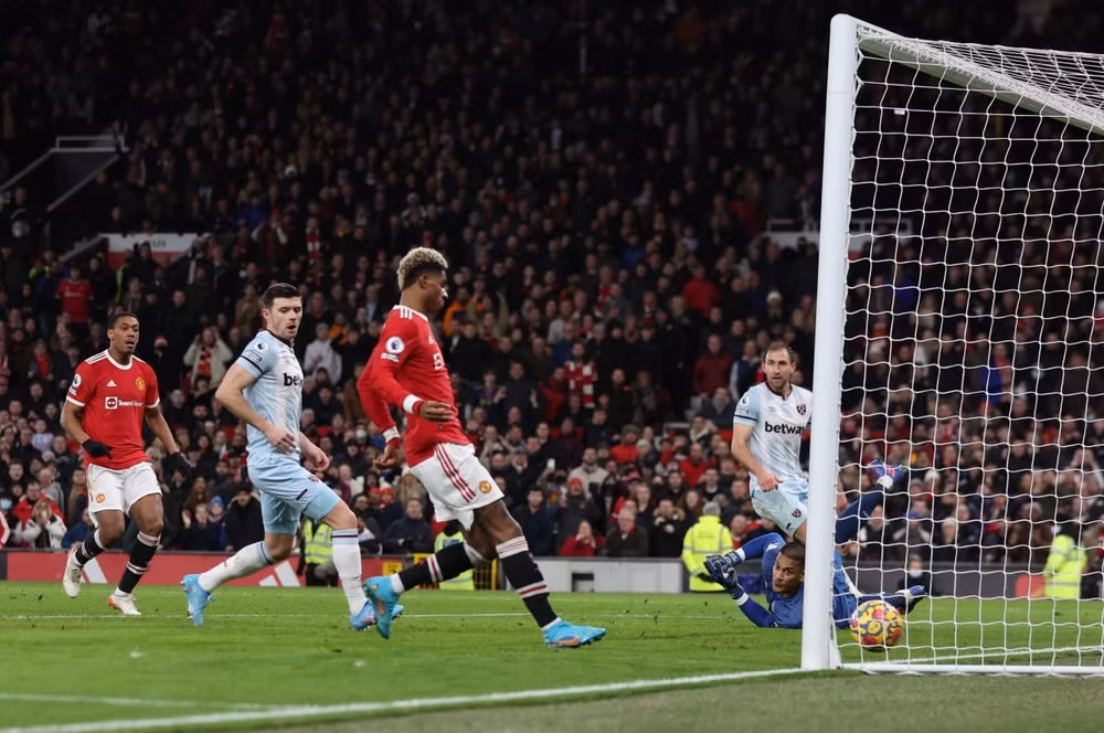 man utd lot top 4 premier league bang ban thang phut bu gio hinh 5