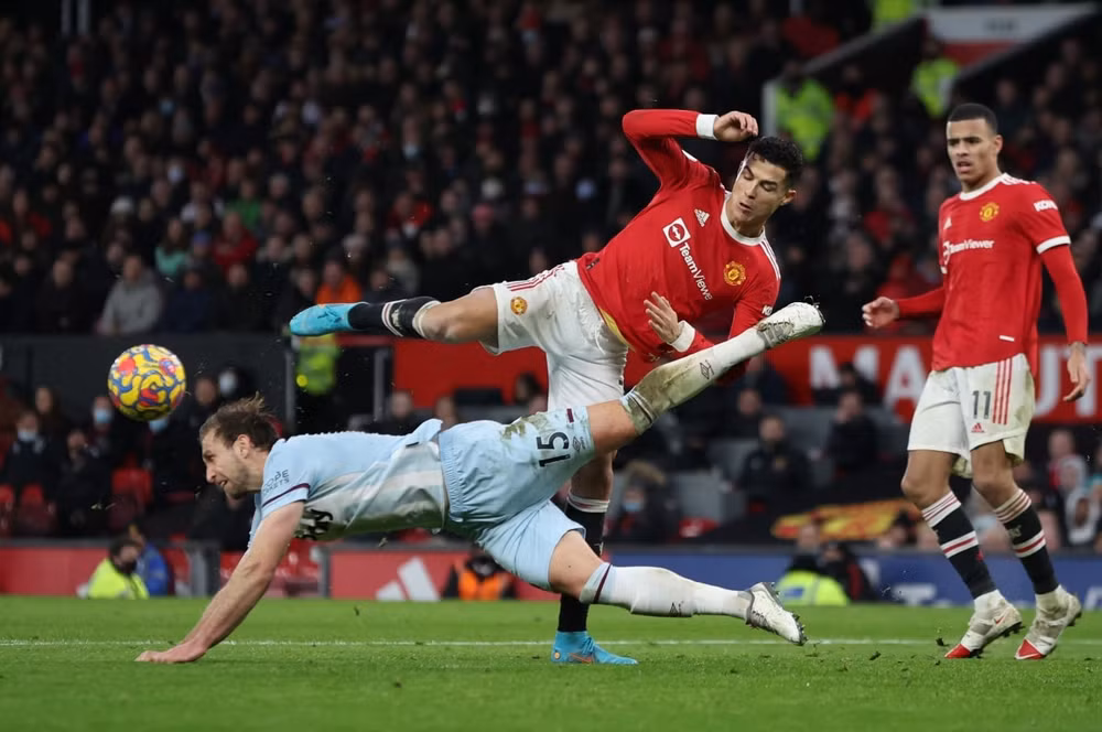 man utd lot top 4 premier league bang ban thang phut bu gio hinh 4