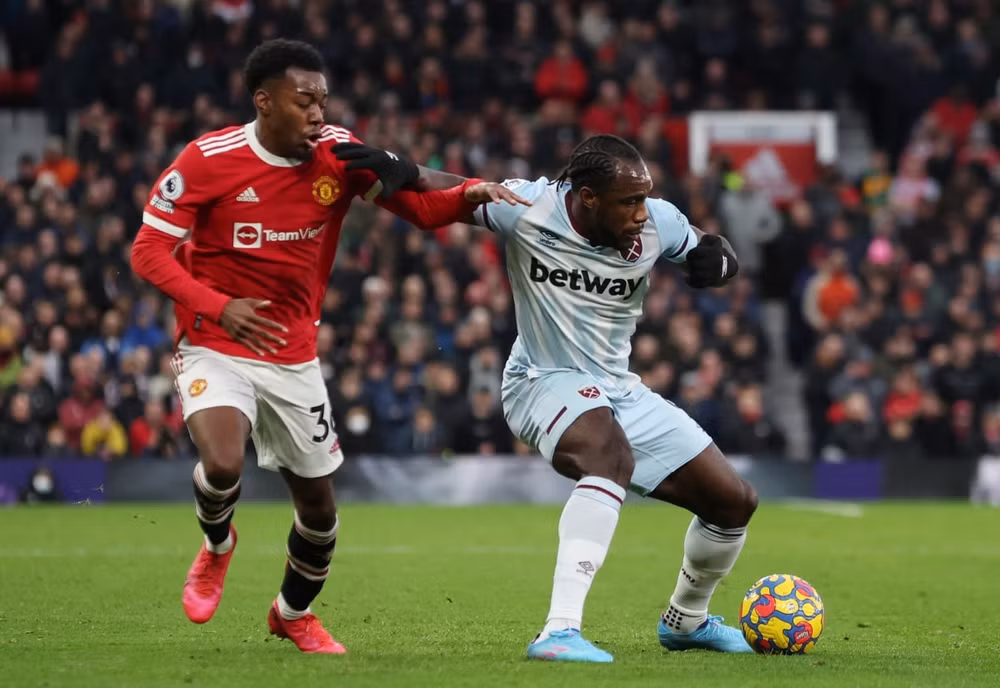 man utd lot top 4 premier league bang ban thang phut bu gio hinh 3
