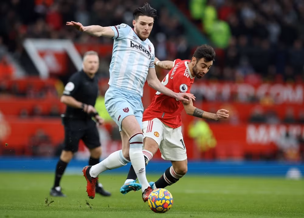 man utd lot top 4 premier league bang ban thang phut bu gio hinh 1