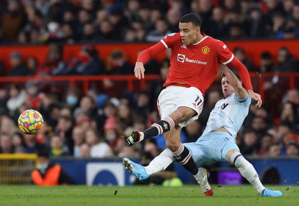 man utd lot top 4 premier league bang ban thang phut bu gio hinh 2
