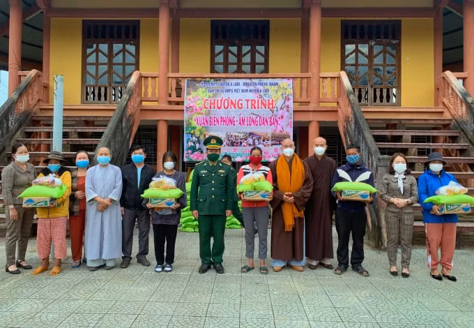 thua thien hue trao 450 suat qua tet cho nguoi dan vung bien gioi hinh 1