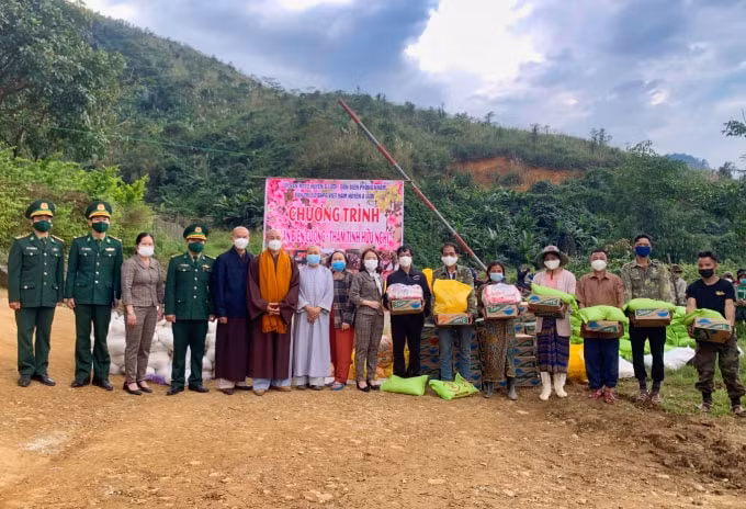 thua thien hue trao 450 suat qua tet cho nguoi dan vung bien gioi hinh 3