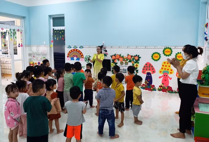 don tre mam non di hoc lai sau tet truong mam non lo phu huynh quay lung ngai giao vien bo nghe hinh 1