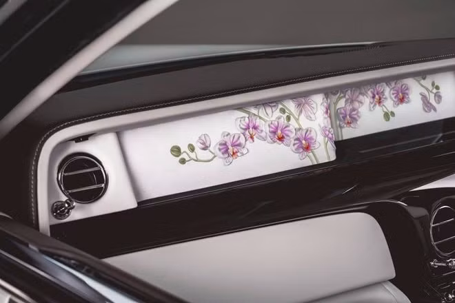 kham pha mau xe rolls royce phantom orchid duoc lay chu de tu hoa phong lan hinh 3