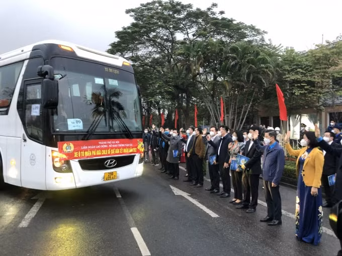ha noi to chuc dua hon 1000 cong nhan ve que don tet hinh 1