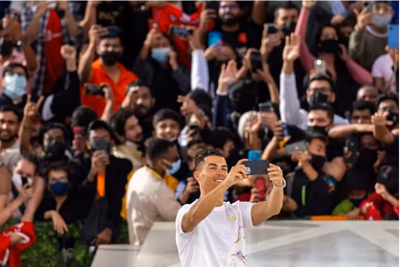 cristiano ronaldo nhan giai thuong o dubai hinh 6