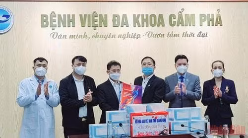 hoi nha bao tinh quang ninh tang qua cho cac thay thuoc va benh nhan dip tet nguyen dan hinh 1