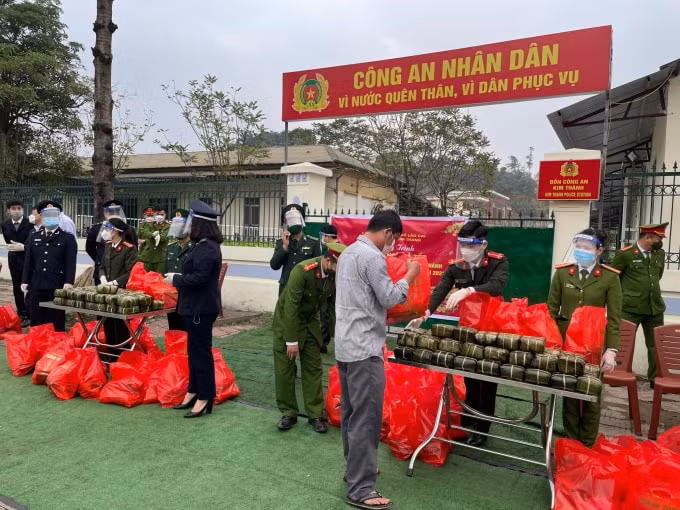 lao cai tang qua tet cho lai xe nam cho xuat khau hang sang trung quoc hinh 1