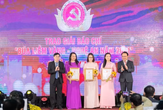 khai hoi bao xuan nham dan va trao giai bua liem vang tinh nghe an hinh 3