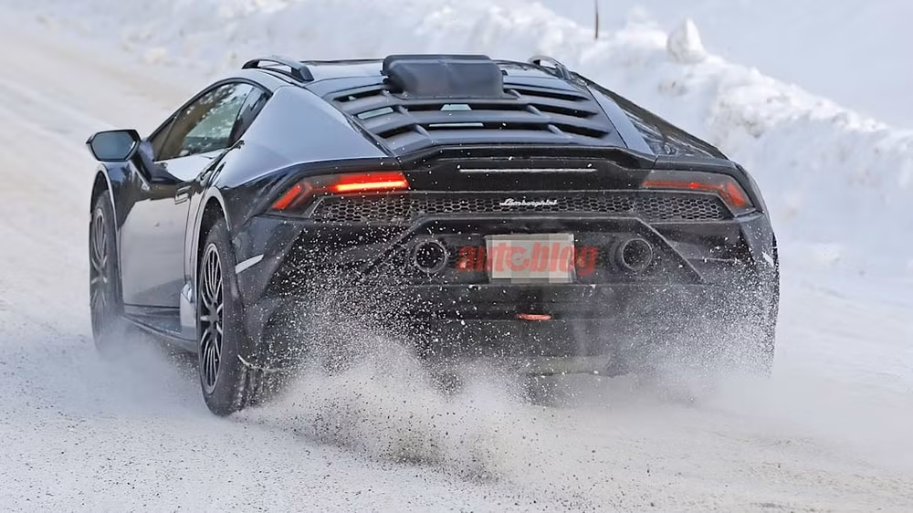 lo dien hinh anh lamborghini huracan sterrato dang chay thu nghiem tren duong tuyet hinh 3