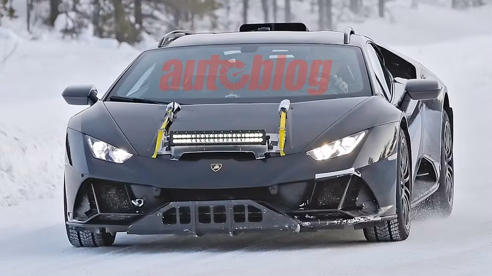 lo dien hinh anh lamborghini huracan sterrato dang chay thu nghiem tren duong tuyet hinh 1
