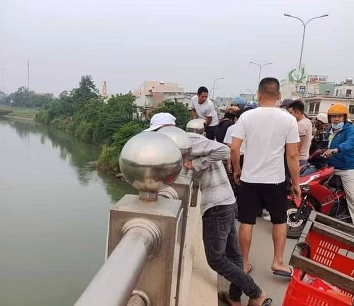 quang nam nguoi dan ong de lai thu tuyet menh tren cau roi ve nha anh trai ngu hinh 1