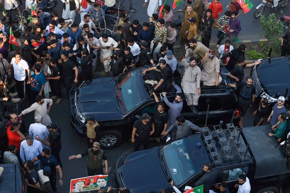 pakistan huy lenh bat cuu thu tuong khan khoang lang truoc con bao hinh 1