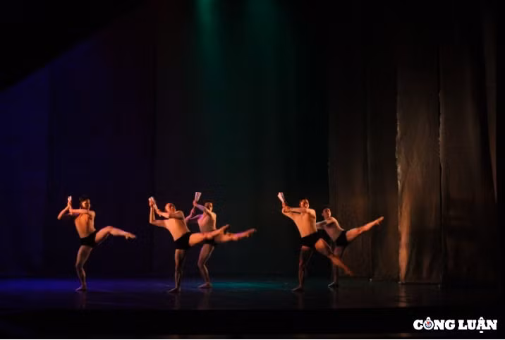 dong ho song lai tren san khau ballet hinh 5