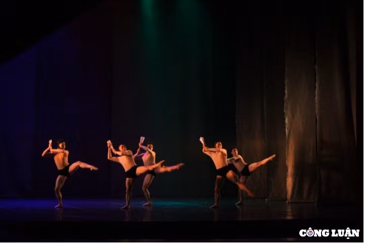 dong ho song lai tren san khau ballet hinh 10