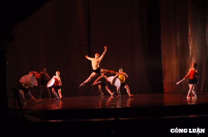 dong ho song lai tren san khau ballet hinh 6