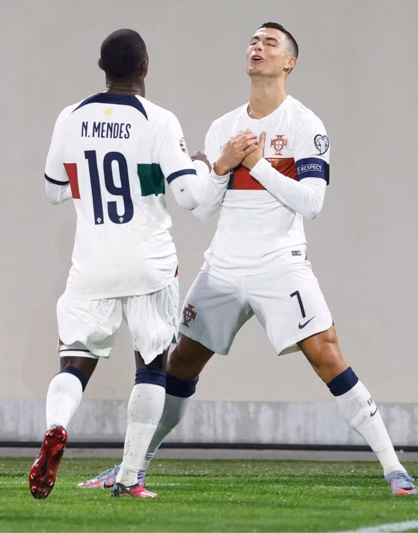 ronaldo khoe kieu an mung moi khi ghi ban vao luoi luxembourg hinh 2