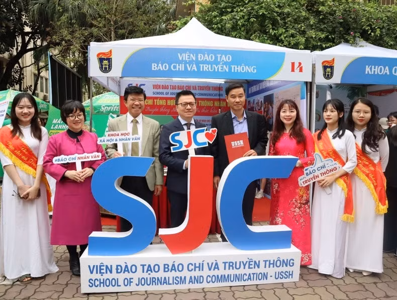 truong dai hoc khoa hoc xa hoi va nhan van khai truong cong thong tin viec lam truc tuyen hinh 2