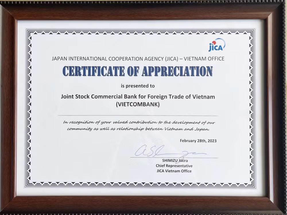 jica trao tang ky niem chuong cong hien cho vietcombank hinh 2