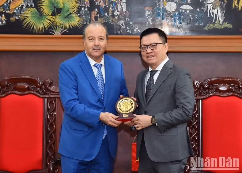 dong chi le quoc minh tiep dai su dac menh toan quyen algeria tai viet nam hinh 1