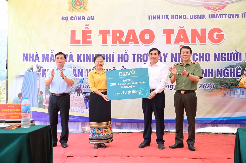 bo cong an ban giao nha tinh nghia tang ho ngheo ho kho khan tai nghe an hinh 4