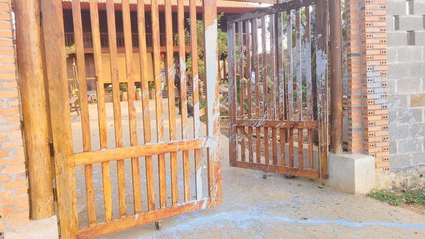 gia lai mot phong vien bi de doa nem dau cho vao nha rieng hinh 2