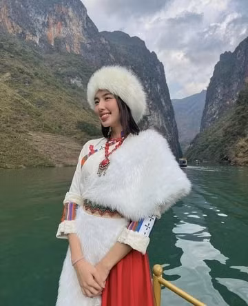 thuy tien noi gi khi bi nhac mac trang phuc mong co o song nho que hinh 2