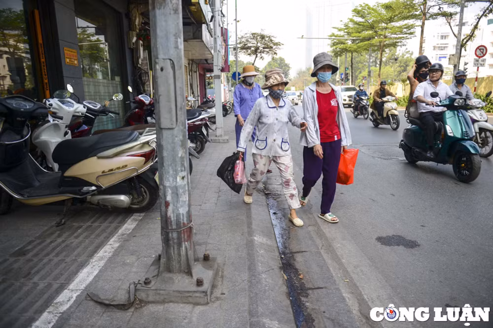 via he sau khi ke vach nguoi dan van khong co loi di khi 1 ben la xe may 1 ben la cot dien hinh 5