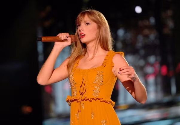 taylor swift du hanh xuyen thoi gian trong dem khai mac eras tour hinh 4