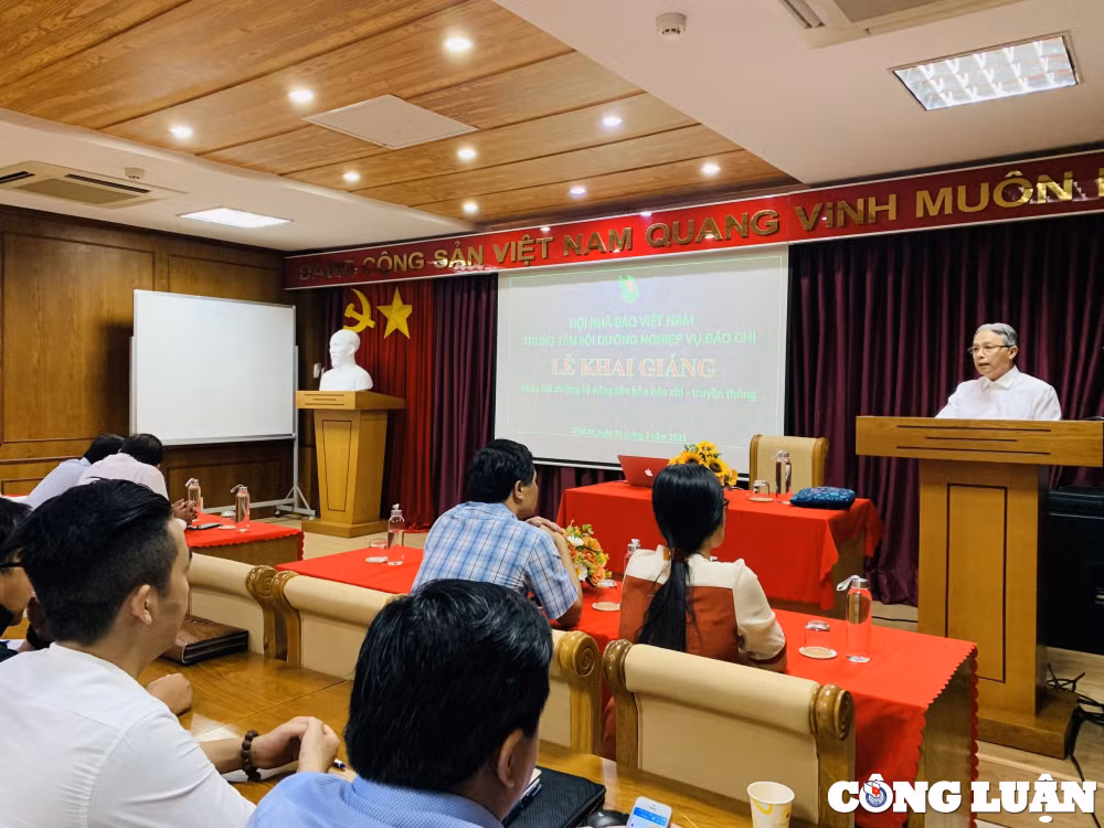 hoi nha bao viet nam khai giang khoa boi duong ky nang can ban ve bao chi truyen thong hinh 1
