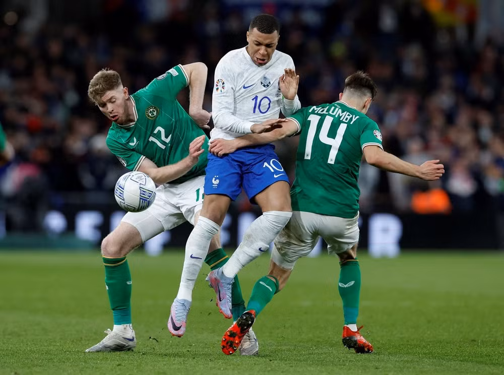pavard lap sieu pham phap danh bai ireland tai vong loai euro 2024 hinh 4