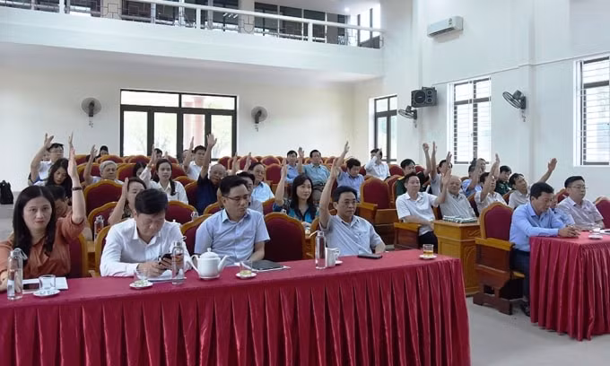 Các đại biểu biểu quyết thông qua danh sách 10 người đủ tiêu chuẩn ứng cử ĐBQH khóa XV. Ảnh BHT
