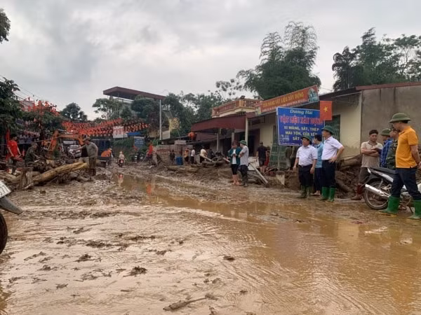 Mưa lũ đã gây thiệt hại về người và tài sản của người dân trên địa bàn tỉnh Lào Cai, rạng sáng ngày 17/4/2021. Ảnh: TTXVN