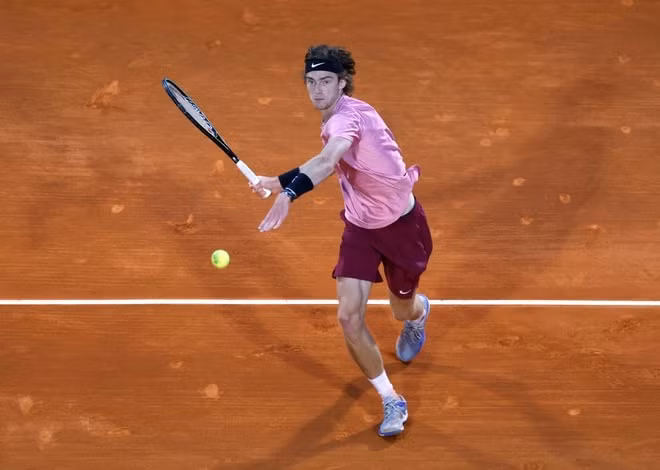 Rublev tấn công khiến Nadal rơi vào bất lực. Ảnh: Reuters