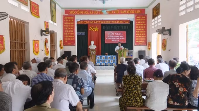 Các địa phương đã tổ chức Hội nghị lấy ý kiến cử tri về danh sách người tham gia ứng cử đại biểu HĐND các cấp. Ảnh: phường Bạch Hạc, thành phố Việt Trì tổ chức Hội nghị lấy ý kiến cử tri tại khu Lang Đài - Đài Việt Trì.