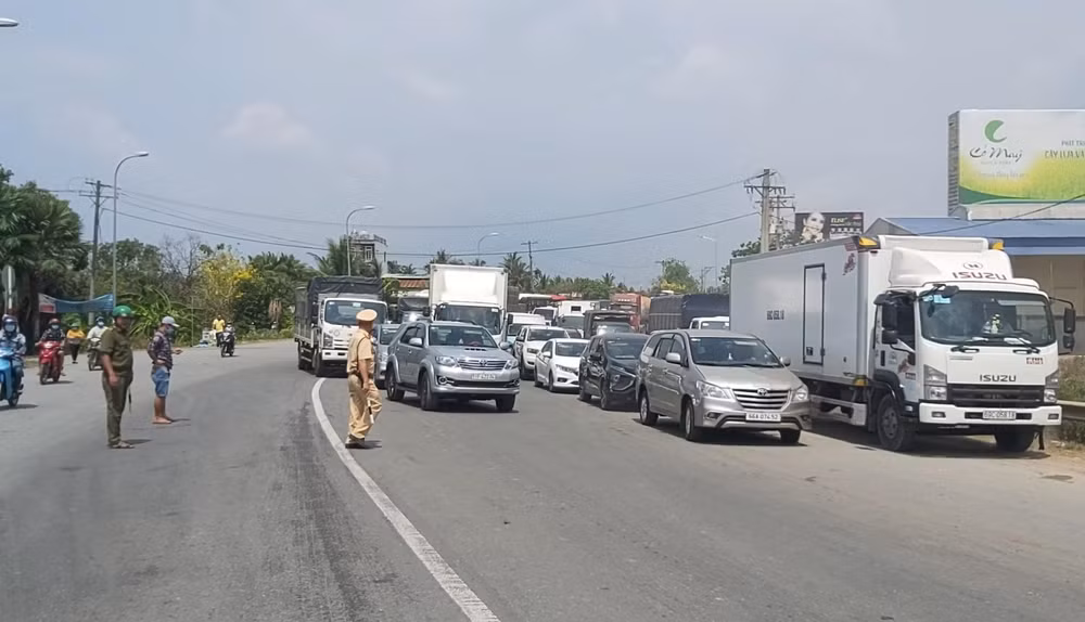 Tình trạng giao thông ùn tắc kéo dài trên quốc lộ 1. Ảnh: tienphong.vn