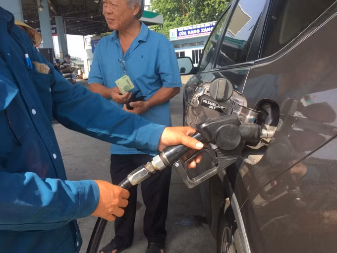 Người dân hết sức lo lắng nhưng không biết có mua nhầm xăng giả hay không?
