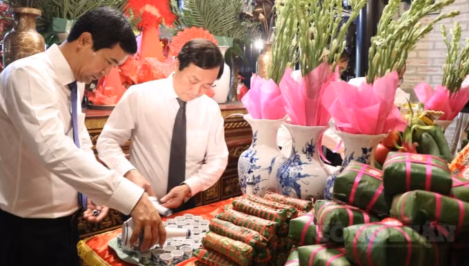 Lãnh đạo tỉnh Phú Thọ thành kính dâng rượu bánh tại Đền Mẫu Âu Cơ .