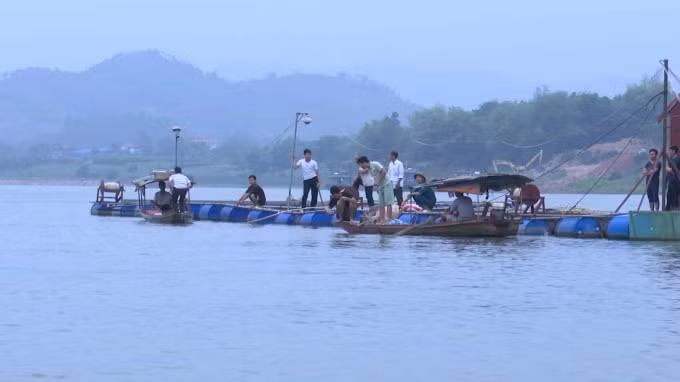 Đến sáng sớm nay, thi thể 2 cháu nổi lên do đoạn sông này là vùng sâu, có đá, nước xoáy ngược.