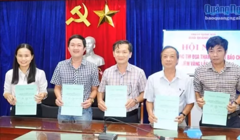 Lãnh đạo các phòng chuyên môn và BBT ký kết cam kết thực hiện hiệu quả kế hoạch thi đua. Ảnh: Báo Quảng Ngãi