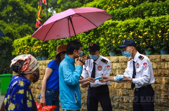 Nhiều người dân không mang khẩu trang được phát khẩu trang miễn phí.
