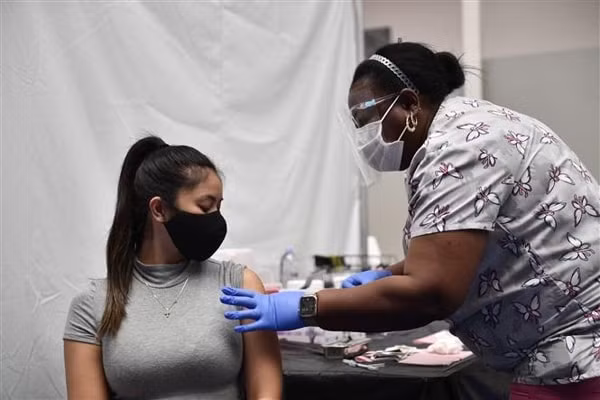 Tiêm vaccine ngừa COVID-19 cho giáo viên tại Los Angeles, California, Mỹ. Ảnh: AFP