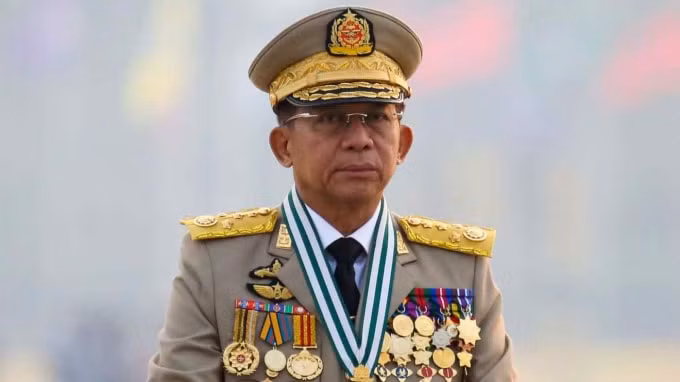 Tổng tư lệnh quân đội Myanmar, Thượng tướng Min Aung Hlaing, người đã lật đổ chính phủ dân cử trong cuộc đảo chính vào ngày 1 tháng Hai, chủ trì một cuộc duyệt binh nhân Ngày Lực lượng Vũ trang ở Naypyitaw, Myanmar, ngày 27 tháng 3 - Ảnh: Reuters
