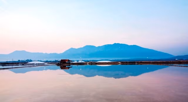 Nếu may mắn đến vào dịp thu hoạch muối ở Phượng Cựu, du khách sẽ được thưởng thức bức tranh sống động, hòa quyện giữa trời, biển, con người nhỏ bé.
