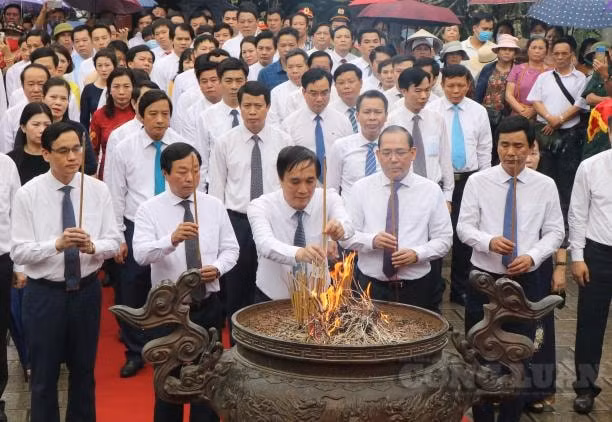 Các đại biểu dâng hương tại Đền Mẫu Âu Cơ.