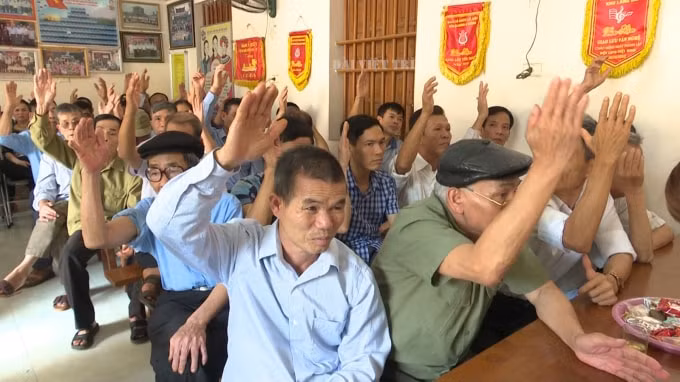 100% cử tri biểu quyết nhất trí tín nhiệm giới thiệu ứng cử tại khu Lang Đài, TP Việt Trì. Ảnh: Đài Việt Trì.
